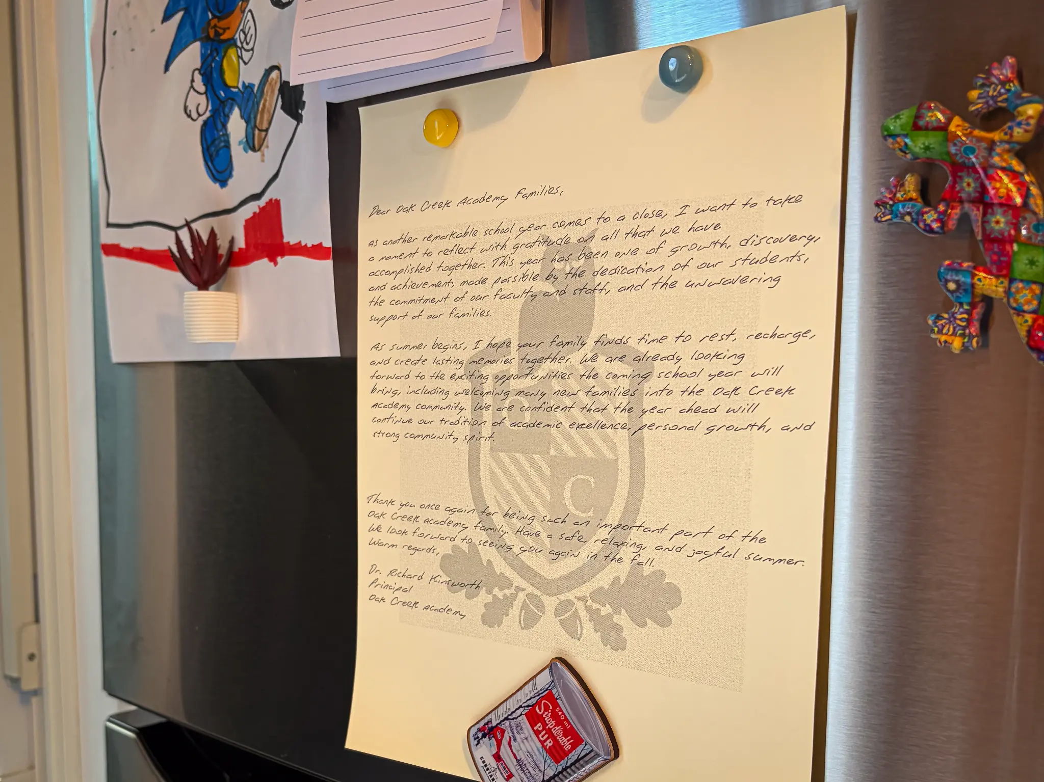 Lettre manuscrite sur un frigo